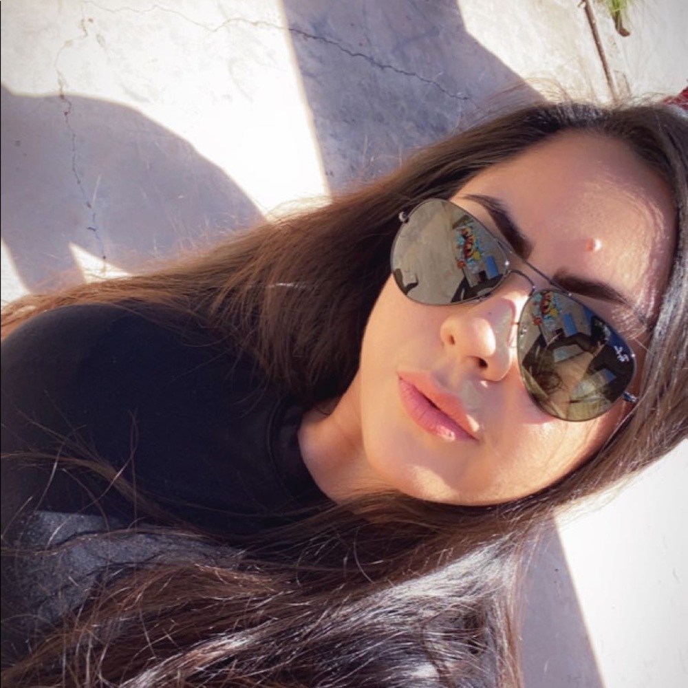 Meet your Posher, Alexis